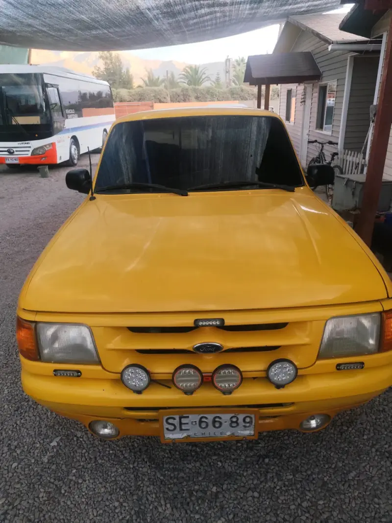Camioneta Ford amarilla con luces adicionales - 1