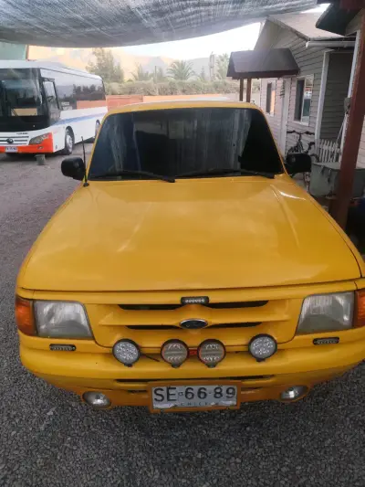 Camioneta Ford amarilla con luces adicionales - miniatura 1