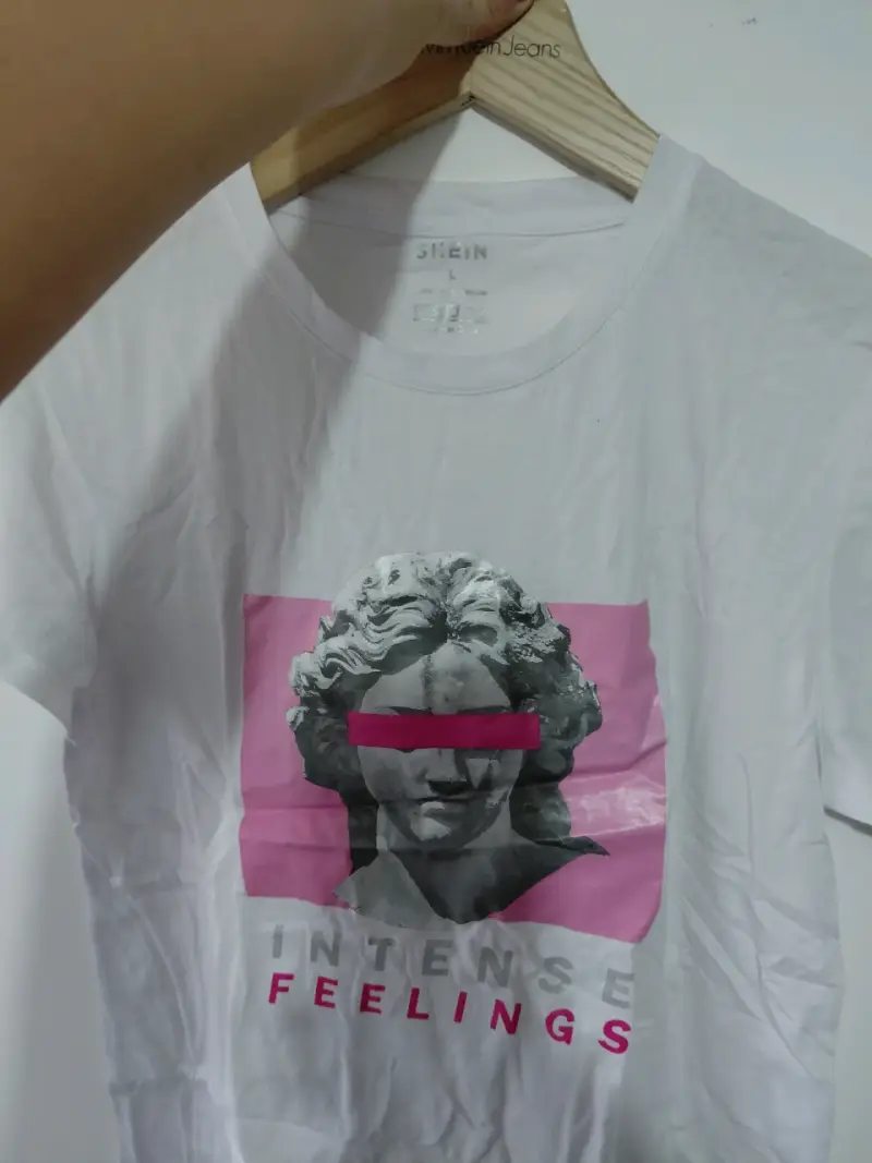 Polera negra con diseño gráfico 'Intense Feelings' - 4