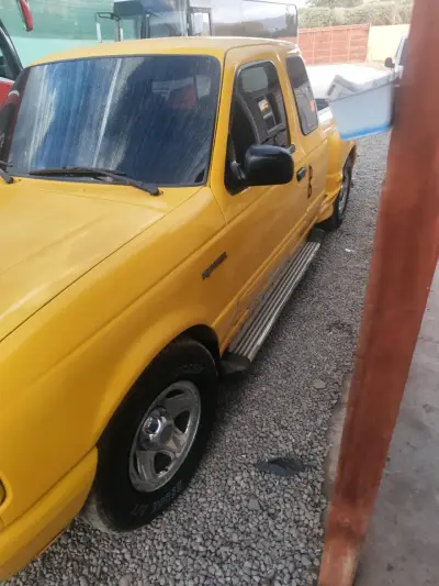 Camioneta Ford amarilla con luces adicionales - miniatura 4