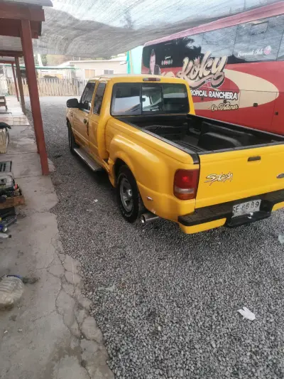 Camioneta Ford amarilla con luces adicionales - miniatura 5