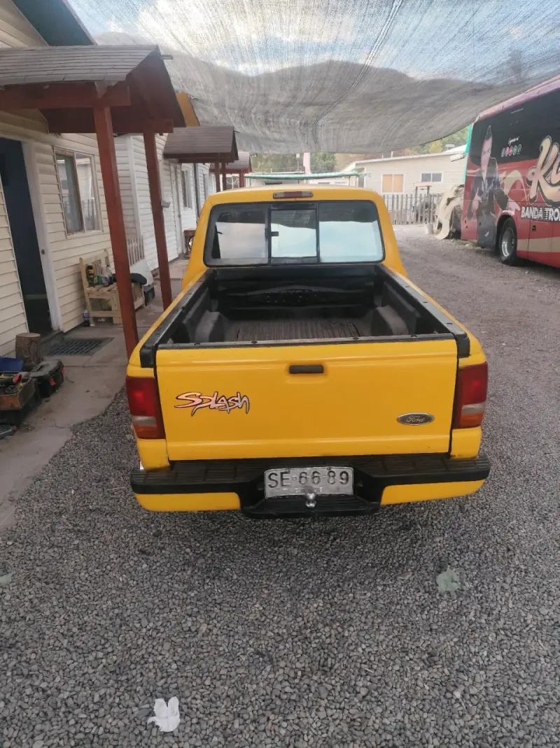 Camioneta Ford amarilla con luces adicionales - 6