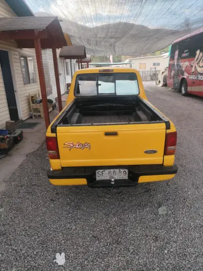 Camioneta Ford amarilla con luces adicionales - miniatura 6
