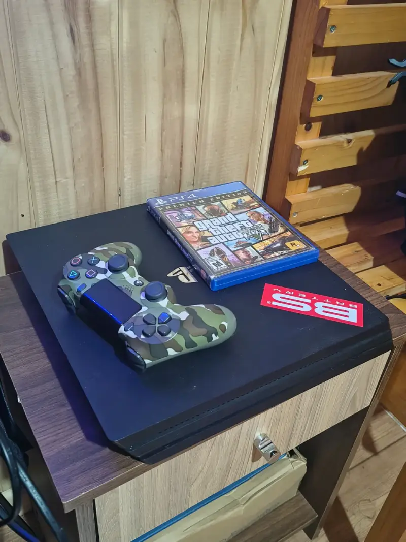 Ps4 pro 1tb + GTA V Premium edition y un mando - 1