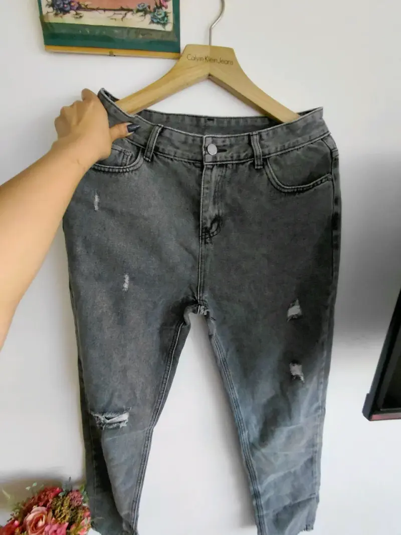 Jeans grises desgastados para mujer - 2