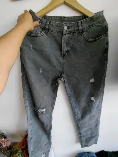 Jeans grises desgastados para mujer - miniatura 3