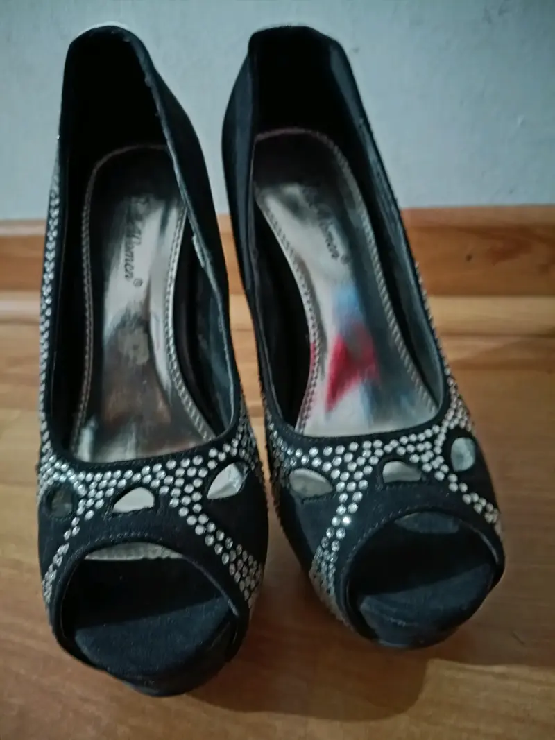 Tacones negros con apliques brillantes talla 37