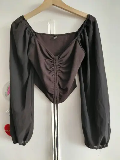 Blusa negra con mangas largas y fruncido - miniatura 1