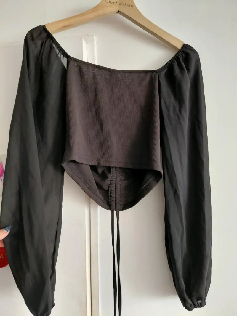 Blusa negra con mangas largas y fruncido - 2
