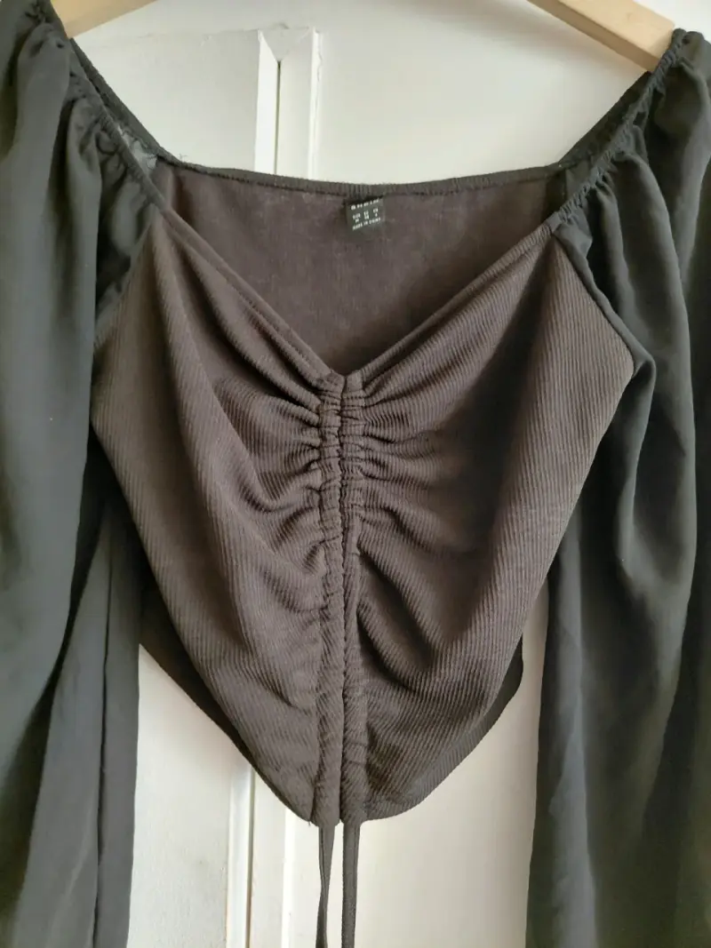 Blusa negra con mangas largas y fruncido - 3