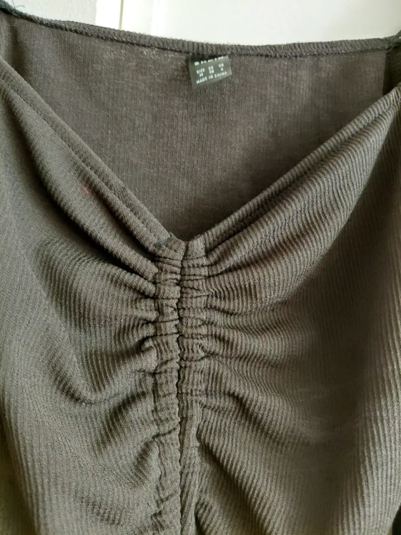 Blusa negra con mangas largas y fruncido - 4