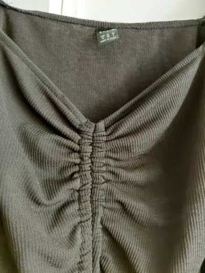 Blusa negra con mangas largas y fruncido - miniatura 4