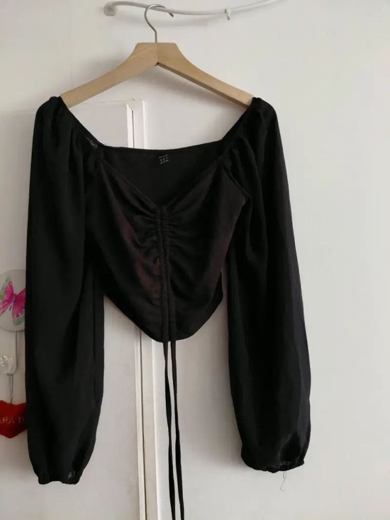 Blusa negra con mangas largas y fruncido - 6