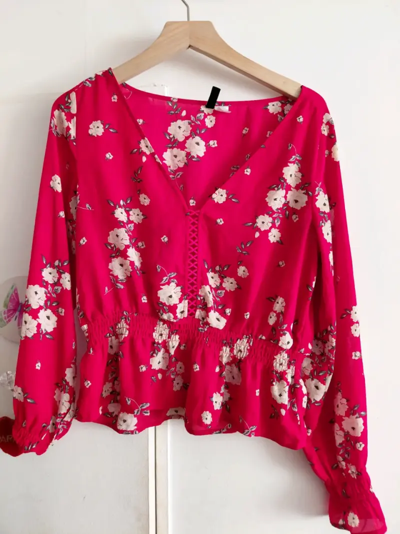 Blusa floral roja con diseño bohemio
