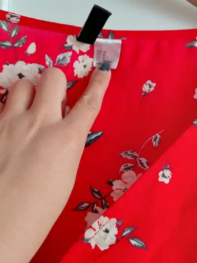 Blusa floral roja con diseño bohemio - miniatura 2