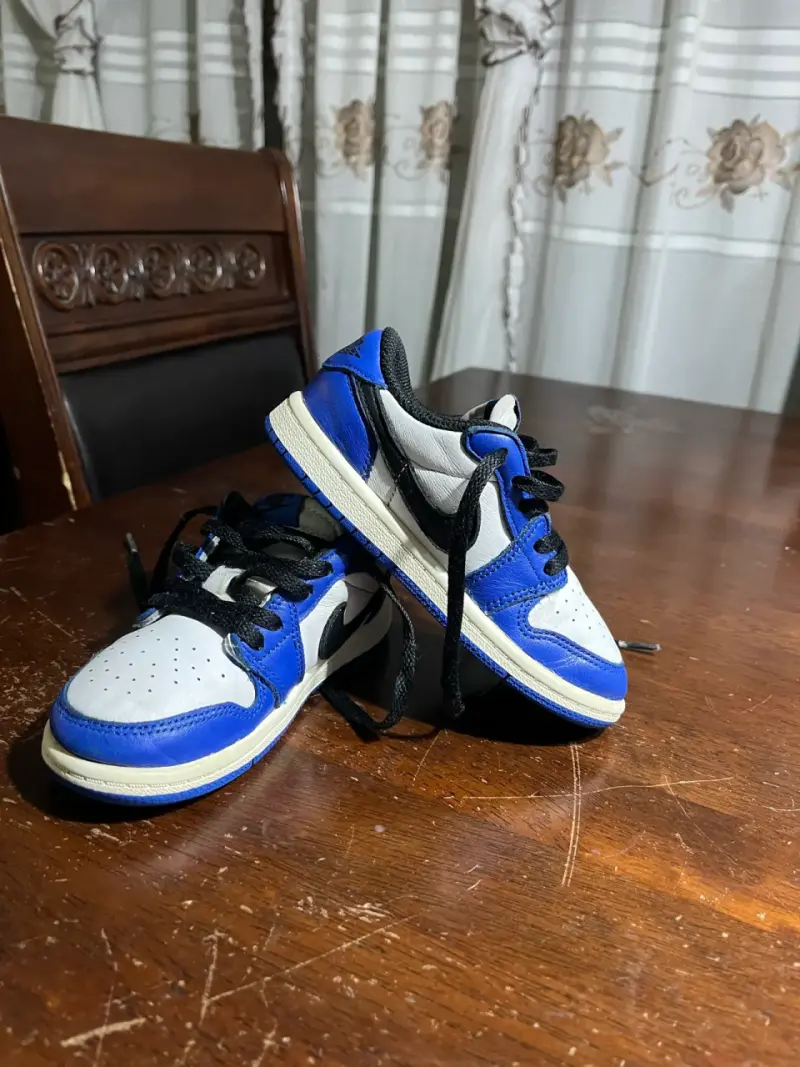 Zapatillas deportivas infantiles azul y blanco