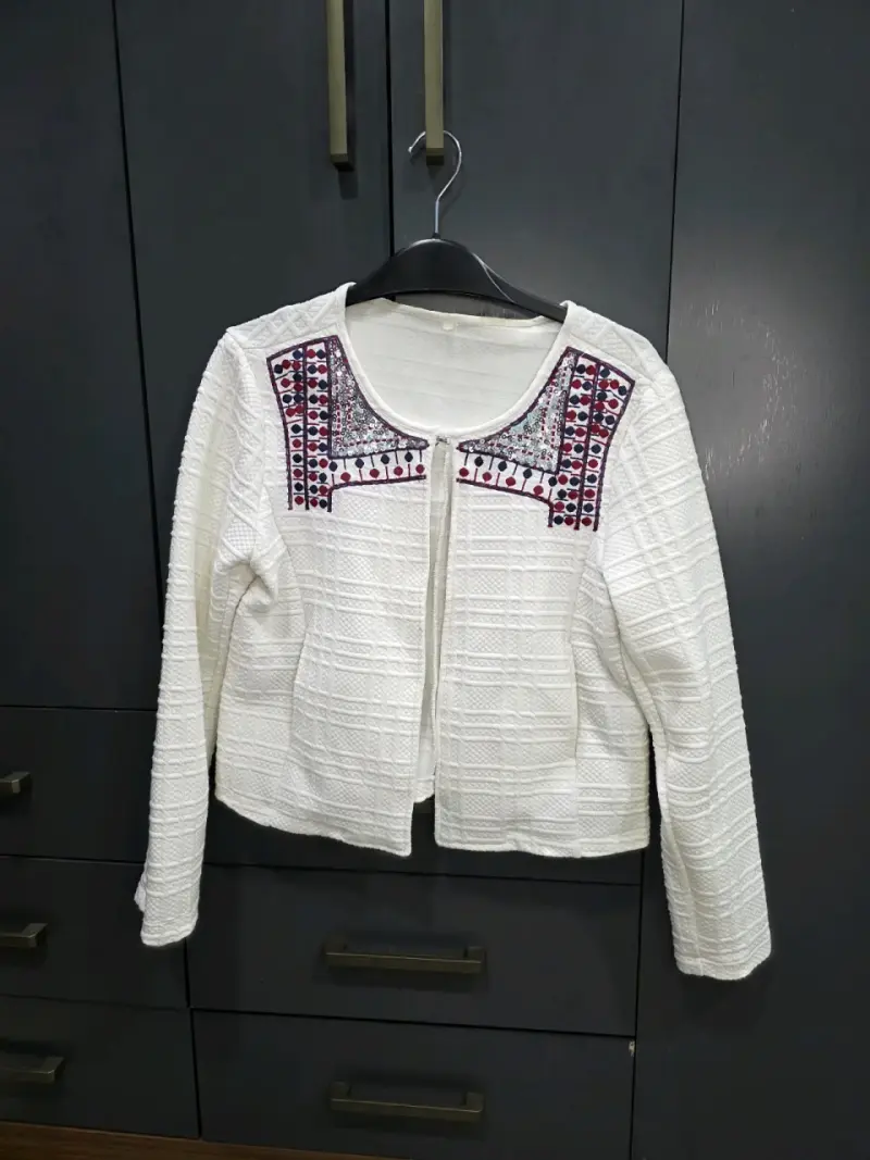 Chaqueta blanca con bordado étnico - 1