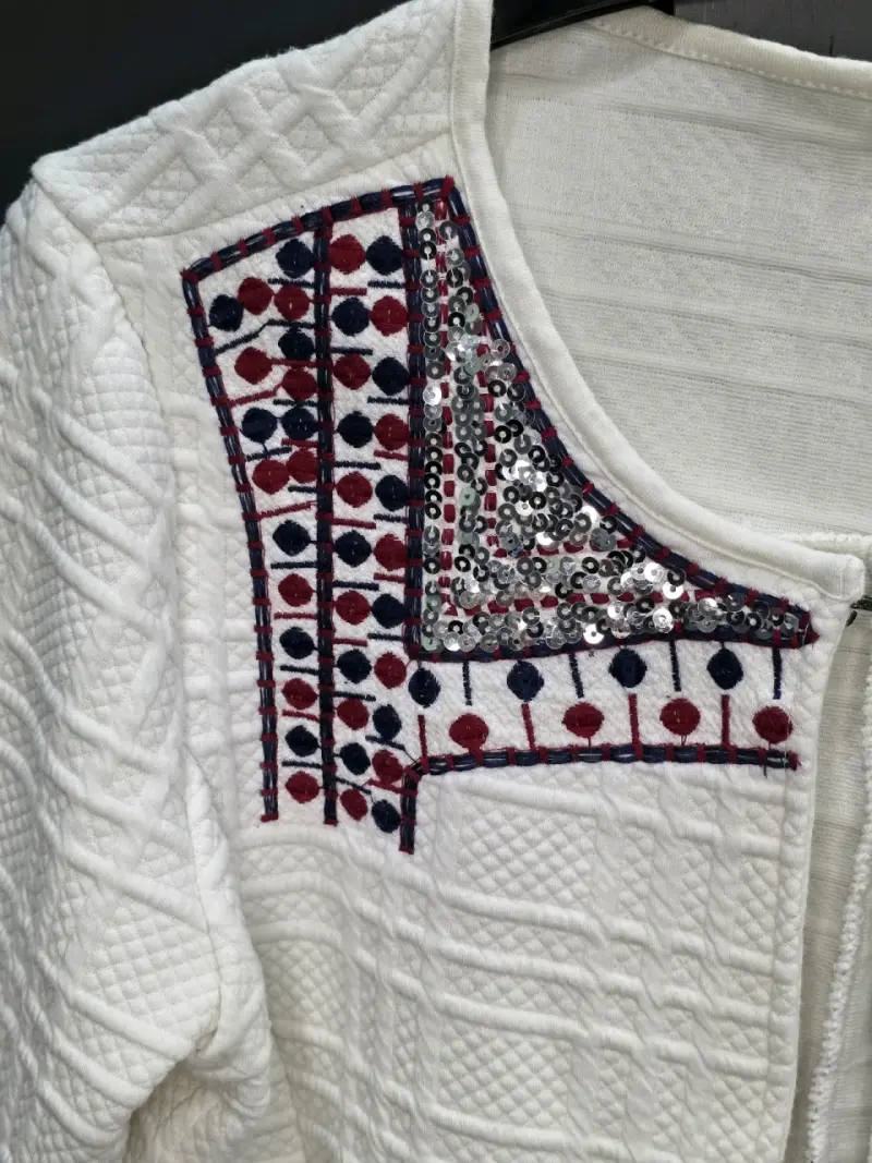 Chaqueta blanca con bordado étnico - 3