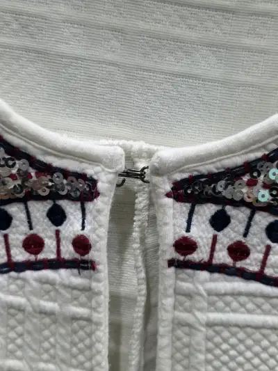 Chaqueta blanca con bordado étnico - miniatura 4