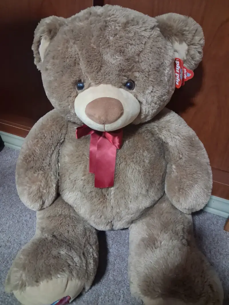 Oso de peluche gigante marrón con lazo rojo