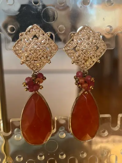 Elegantes aros colgantes dorados con piedras - miniatura 1