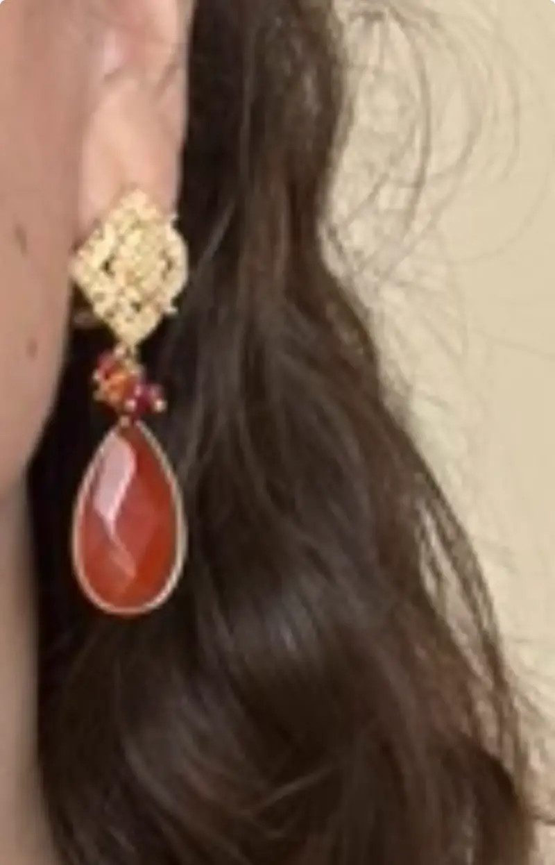 Elegantes aros colgantes dorados con piedras - 2