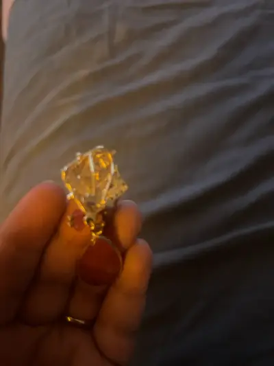 Elegantes aros colgantes dorados con piedras - miniatura 4