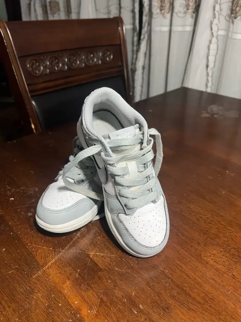 Zapatillas Nike blancas y grises para niños
