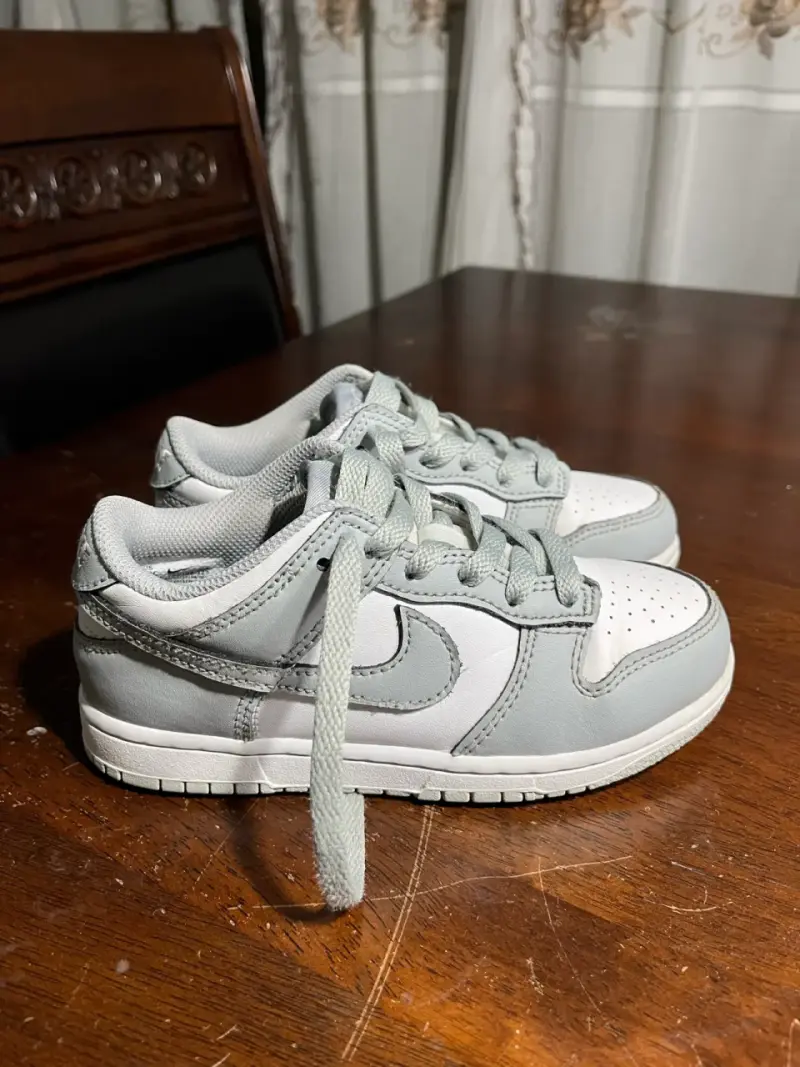 Zapatillas Nike blancas y grises para niños - 2