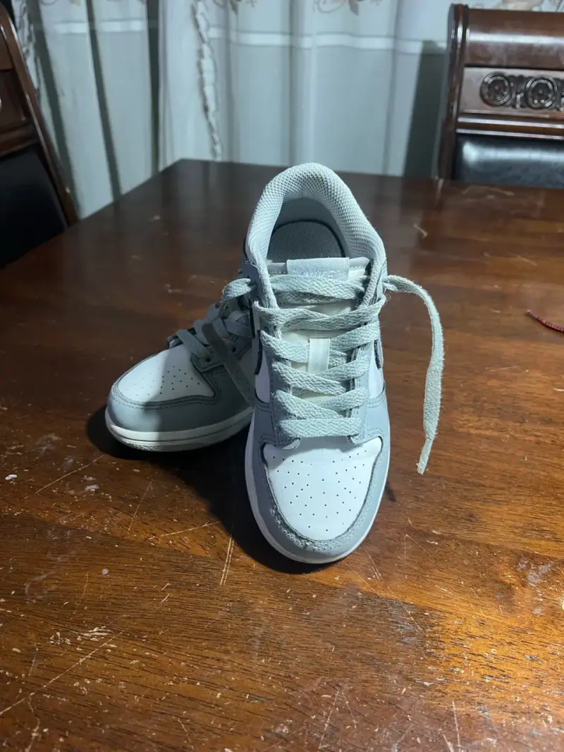 Zapatillas Nike blancas y grises para niños - 3