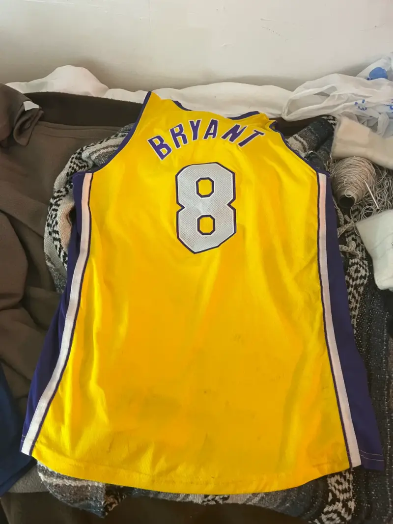 Camiseta de baloncesto amarilla Bryant 8 - 1
