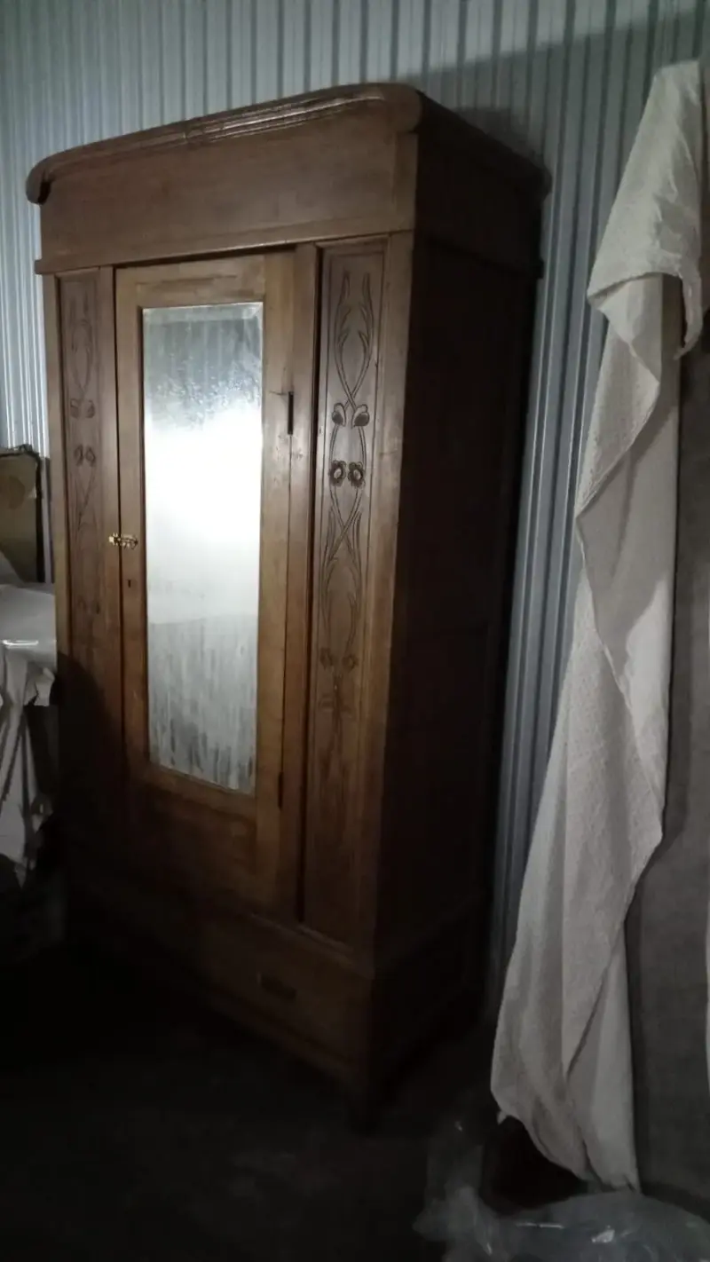 Armario antiguo de madera con espejo - 1