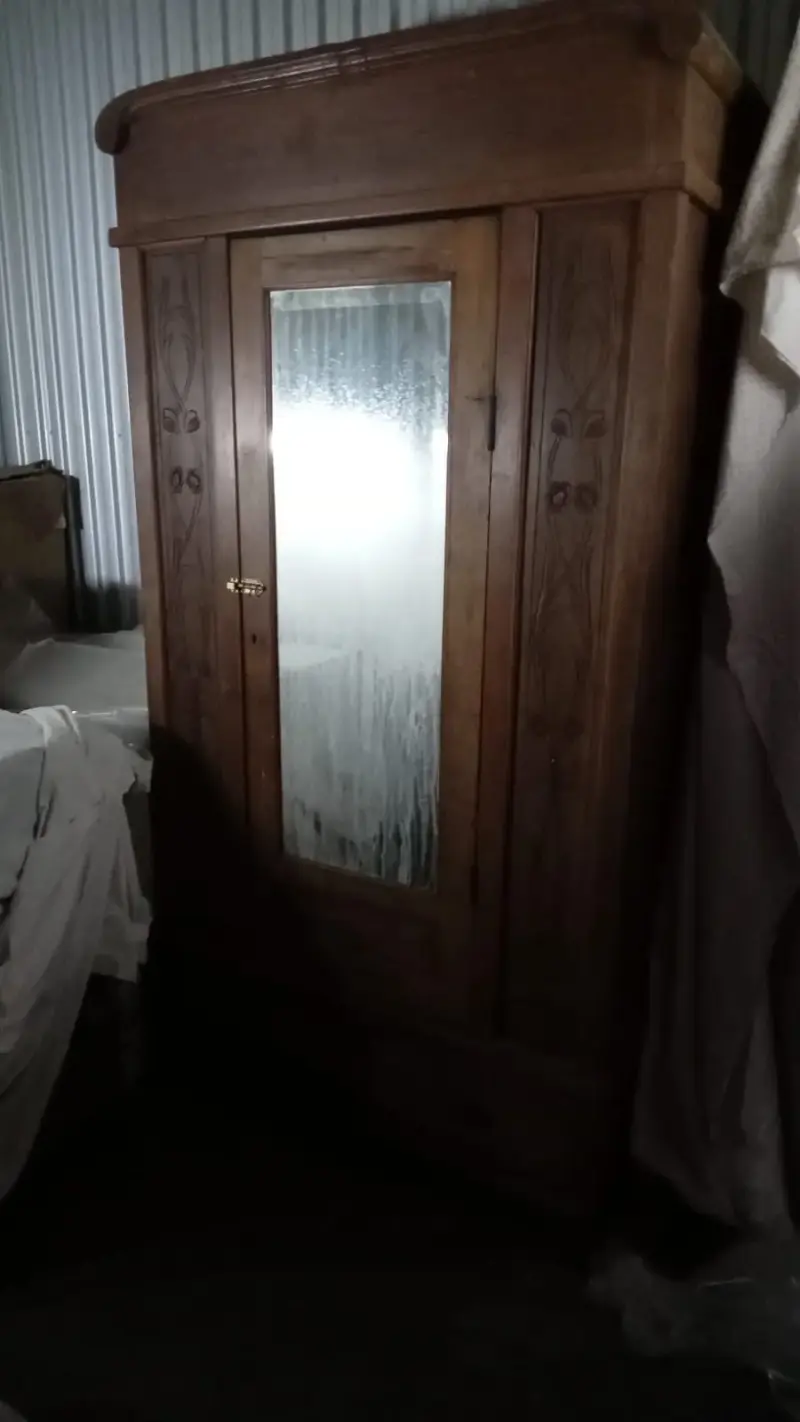 Armario antiguo de madera con espejo - 2