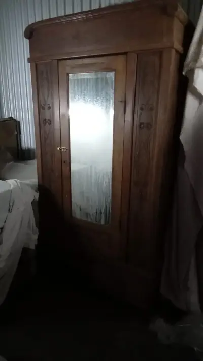 Armario antiguo de madera con espejo - miniatura 2