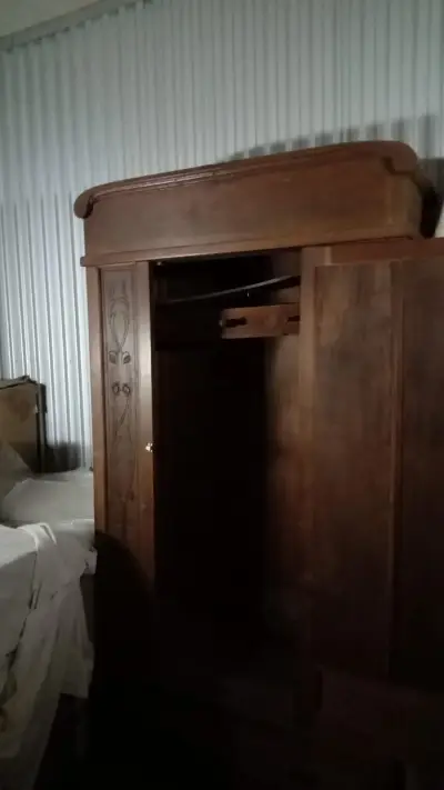Armario antiguo de madera con espejo - miniatura 4