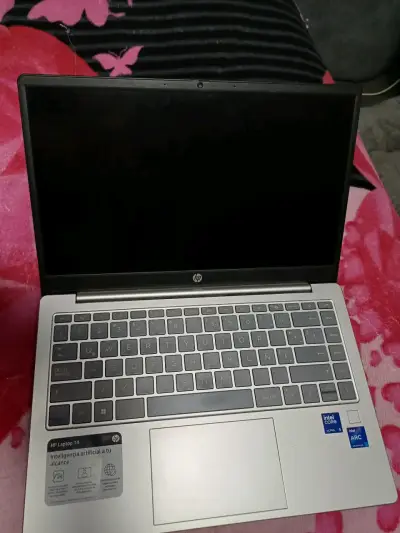 Notebook HP 14 con Intel Core 5 - miniatura 1