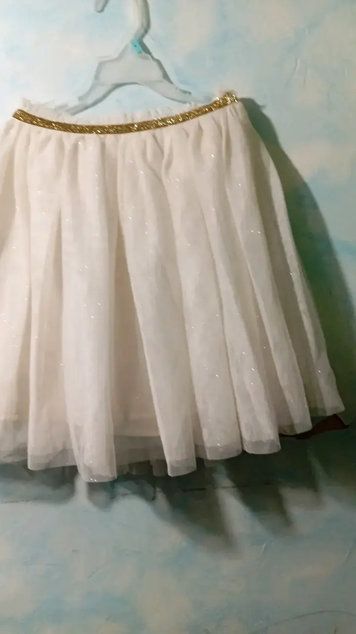 Falda blanca con detalles dorados