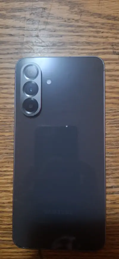 Smartphone Samsung con triple cámara trasera - miniatura 1