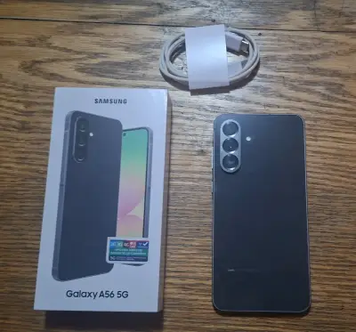 Smartphone Samsung con triple cámara trasera - miniatura 2