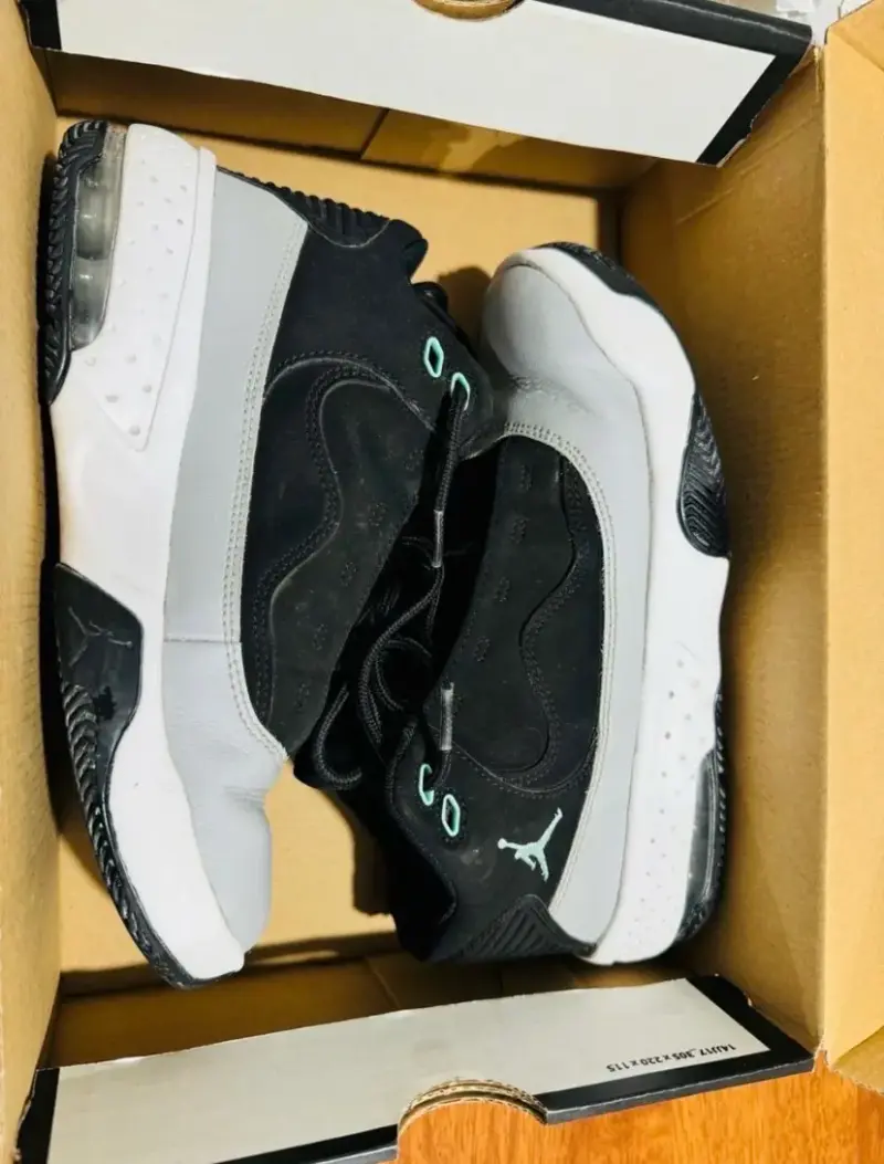 Zapatillas deportivas negras y blancas - 1