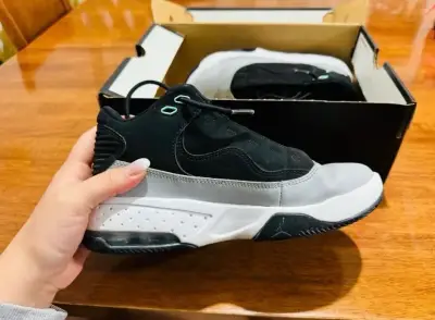 Zapatillas deportivas negras y blancas - miniatura 3
