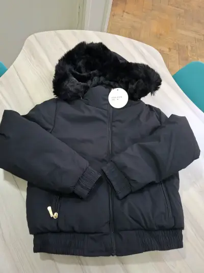Chaqueta negra con capucha - miniatura 1