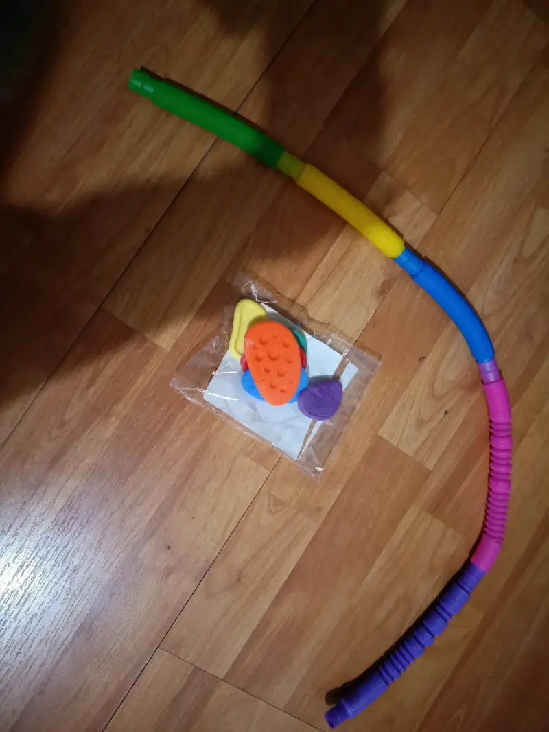 Juguete sensorial de tubos flexibles y texturas - 1