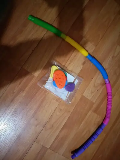 Juguete sensorial de tubos flexibles y texturas - miniatura 1