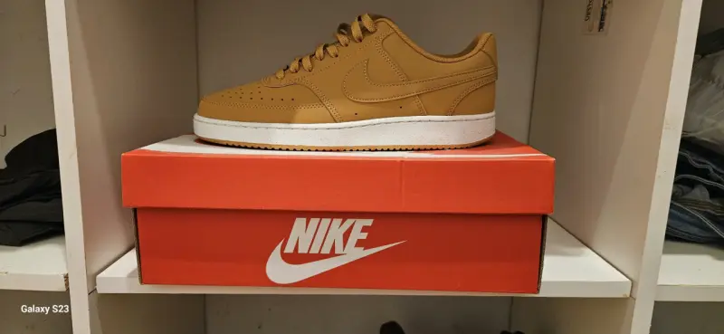 Zapatillas Nike color camel en caja original - 1