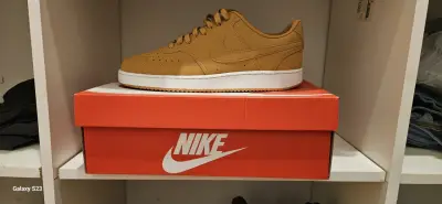Zapatillas Nike color camel en caja original - miniatura 1