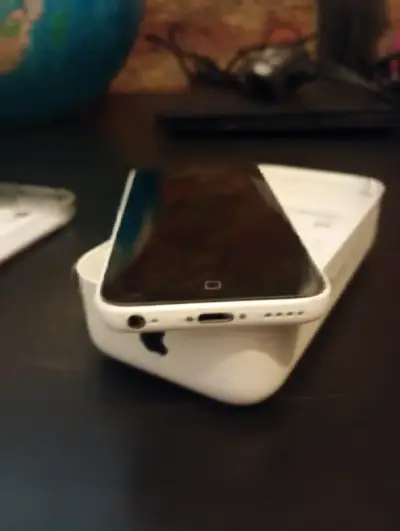 iPhone blanco en buen estado - miniatura 1