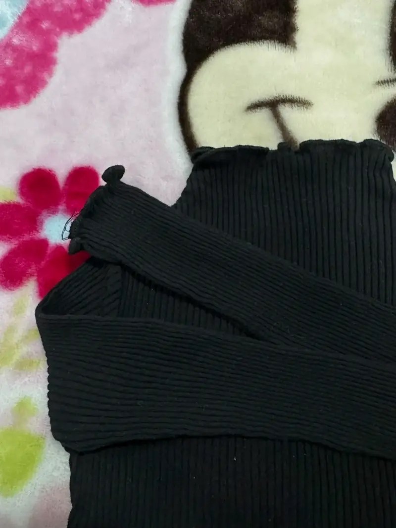 Suéter negro de cuello alto para niña - 1