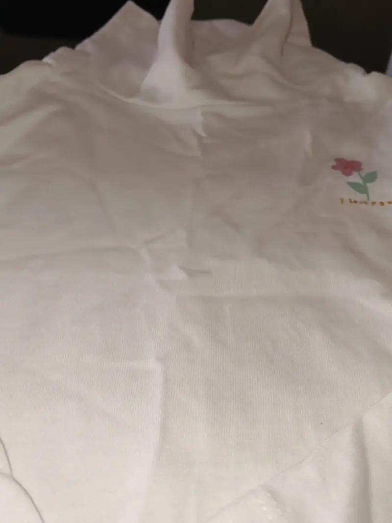 Polera blanca con cuello alto y diseño floral - 2