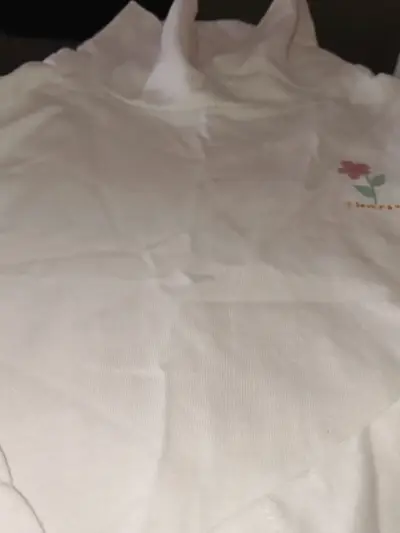 Polera blanca con cuello alto y diseño floral - miniatura 2